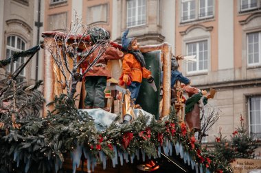 Dresden, Saksonya, Almanya, 10 Aralık 2022: Perili Noel tezgahı dekorasyonları, canlı pankartlar, kozalaklı ladin yeşil dalları, Altmarkt Meydanı 'nda Striezelmarkt