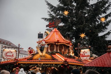 Dresden, Saksonya, Almanya, 10 Aralık 2022: Perili Noel tezgahı dekorasyonları, canlı pankartlar, kozalaklı ladin yeşil dalları, Altmarkt Meydanı 'nda Striezelmarkt