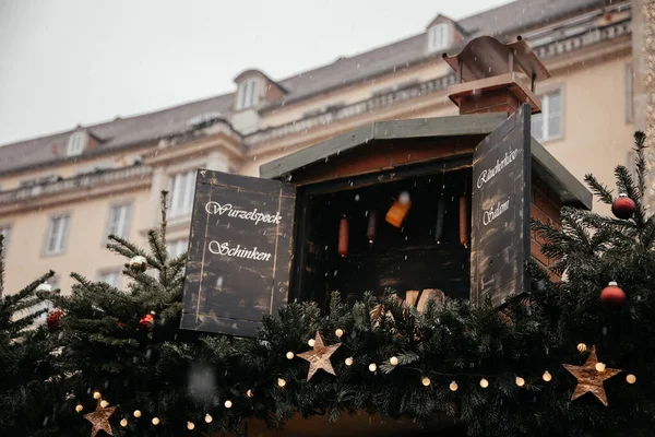 Dresden, Saksonya, Almanya, 10 Aralık 2022: Perili Noel tezgahı dekorasyonları, canlı pankartlar, kozalaklı ladin yeşil dalları, Altmarkt Meydanı 'nda Striezelmarkt