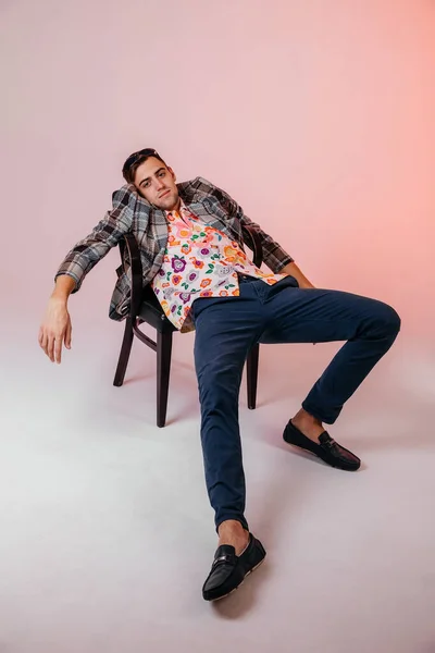 stock image Back in time 90s 80s lifestyle concept. Studio footage of stylish cheerful young man in vintage retro jacket on light pink background, candy-colored fashions, creativity, emotions, facial expression