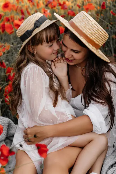 夏の田舎の自然の花 家族のリラックス 農村のシンプルな生活で夕方に白いドレスとわら帽子でフィールドで女性 母と娘と美しい若い女性 — ストック写真