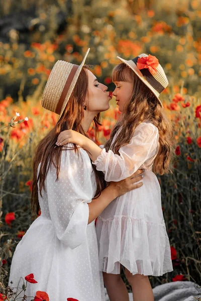 夏の田舎の自然の花 家族のリラックス 農村のシンプルな生活で夕方に白いドレスとわら帽子でフィールドで女性 母と娘と美しい若い女性 — ストック写真
