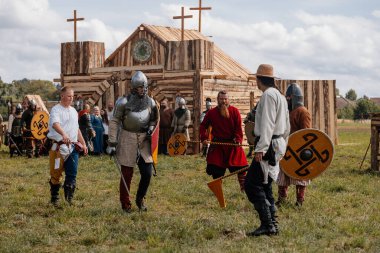Private Vsetaty, Çek Cumhuriyeti, 2 Eylül 2023: Ortaçağ savaşının yeniden inşası, Tarihi festival, Kılıçlarla Mücadele, Savaş Alanında Savaşçı, Zırhlı Şövalyeler, Karanlık Çağ Ordusu, Askerler 