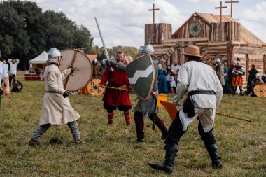 Private Vsetaty, Çek Cumhuriyeti, 2 Eylül 2023: Ortaçağ savaşının yeniden inşası, Tarihi festival, Kılıçlarla Mücadele, Savaş Alanında Savaşçı, Zırhlı Şövalyeler, Karanlık Çağ Ordusu, Askerler 