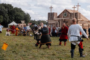 Private Vsetaty, Çek Cumhuriyeti, 2 Eylül 2023: Ortaçağ savaşının yeniden inşası, Tarihi festival, Kılıçlarla Mücadele, Savaş Alanında Savaşçı, Zırhlı Şövalyeler, Karanlık Çağ Ordusu, Askerler 
