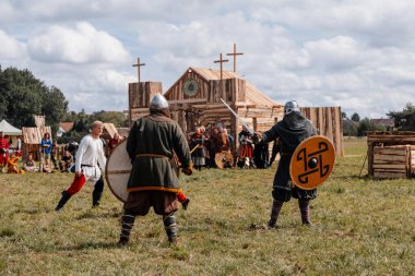 Private Vsetaty, Çek Cumhuriyeti, 2 Eylül 2023: Ortaçağ savaşının yeniden inşası, Tarihi festival, Kılıçlarla Mücadele, Savaş Alanında Savaşçı, Zırhlı Şövalyeler, Karanlık Çağ Ordusu, Askerler 