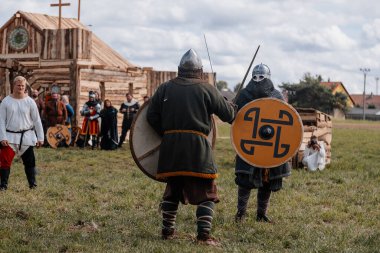 Private Vsetaty, Çek Cumhuriyeti, 2 Eylül 2023: Ortaçağ savaşının yeniden inşası, Tarihi festival, Kılıçlarla Mücadele, Savaş Alanında Savaşçı, Zırhlı Şövalyeler, Karanlık Çağ Ordusu, Askerler 