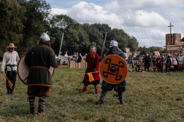 Private Vsetaty, Çek Cumhuriyeti, 2 Eylül 2023: Ortaçağ savaşının yeniden inşası, Tarihi festival, Kılıçlarla Mücadele, Savaş Alanında Savaşçı, Zırhlı Şövalyeler, Karanlık Çağ Ordusu, Askerler 