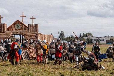 Private Vsetaty, Çek Cumhuriyeti, 2 Eylül 2023: Ortaçağ savaşının yeniden inşası, Tarihi festival, Kılıçlarla Mücadele, Savaş Alanında Savaşçı, Zırhlı Şövalyeler, Karanlık Çağ Ordusu, Askerler 