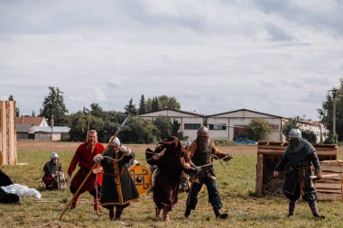 Private Vsetaty, Çek Cumhuriyeti, 2 Eylül 2023: Ortaçağ savaşının yeniden inşası, Tarihi festival, Zırhlı Şövalyeler, Karanlık Çağ Ordu oluşumu, Vikingler keşişe işkence ediyor