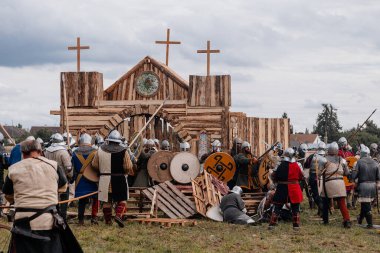 Private Vsetaty, Çek Cumhuriyeti, 2 Eylül 2023: Ortaçağ savaşının yeniden inşası, Tarihi festival, Kılıçlarla Mücadele, Savaş Alanında Savaşçı, Zırhlı Şövalyeler, Karanlık Çağ Ordusu, Askerler 