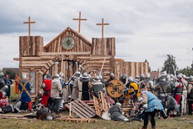 Private Vsetaty, Çek Cumhuriyeti, 2 Eylül 2023: Ortaçağ savaşının yeniden inşası, Tarihi festival, Kılıçlarla Mücadele, Savaş Alanında Savaşçı, Zırhlı Şövalyeler, Karanlık Çağ Ordusu, Askerler 