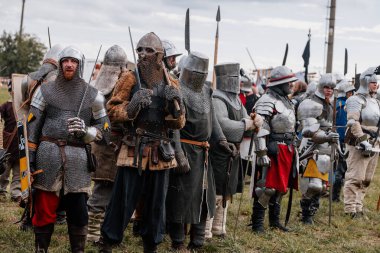 Private Vsetaty, Çek Cumhuriyeti, 2 Eylül 2023: Ortaçağ Savaşı 'nın yeniden inşası, Tarihi Festival, Kılıç Dövüşleri, Zırhlı Şövalyeler, Karanlık Çağ Ordu oluşumu, zırhlı askerler