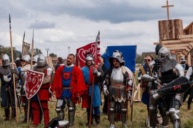 Private Vsetaty, Çek Cumhuriyeti, 2 Eylül 2023: Ortaçağ Savaşı 'nın yeniden inşası, Tarihi Festival, Kılıç Dövüşleri, Zırhlı Şövalyeler, Karanlık Çağ Ordu oluşumu, zırhlı askerler