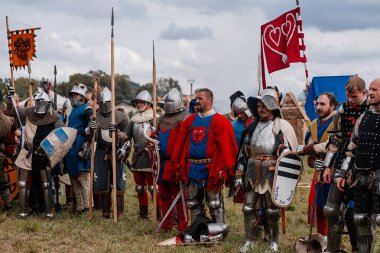 Private Vsetaty, Çek Cumhuriyeti, 2 Eylül 2023: Ortaçağ Savaşı 'nın yeniden inşası, Tarihi Festival, Kılıç Dövüşleri, Zırhlı Şövalyeler, Karanlık Çağ Ordu oluşumu, zırhlı askerler