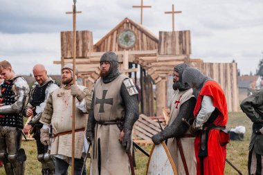 Private Vsetaty, Çek Cumhuriyeti, 2 Eylül 2023: Ortaçağ Savaşı 'nın yeniden inşası, Tarihi Festival, Kılıç Dövüşleri, Zırhlı Şövalyeler, Karanlık Çağ Ordu oluşumu, zırhlı askerler