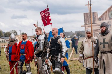 Private Vsetaty, Çek Cumhuriyeti, 2 Eylül 2023: Ortaçağ Savaşı 'nın yeniden inşası, Tarihi Festival, Kılıç Dövüşleri, Zırhlı Şövalyeler, Karanlık Çağ Ordu oluşumu, zırhlı askerler