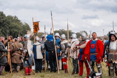 Private Vsetaty, Çek Cumhuriyeti, 2 Eylül 2023: Ortaçağ Savaşı 'nın yeniden inşası, Tarihi Festival, Kılıç Dövüşleri, Zırhlı Şövalyeler, Karanlık Çağ Ordu oluşumu, zırhlı askerler