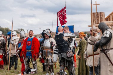 Private Vsetaty, Çek Cumhuriyeti, 2 Eylül 2023: Ortaçağ Savaşı 'nın yeniden inşası, Tarihi Festival, Kılıç Dövüşleri, Zırhlı Şövalyeler, Karanlık Çağ Ordu oluşumu, zırhlı askerler