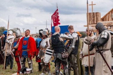 Private Vsetaty, Çek Cumhuriyeti, 2 Eylül 2023: Ortaçağ Savaşı 'nın yeniden inşası, Tarihi Festival, Kılıç Dövüşleri, Zırhlı Şövalyeler, Karanlık Çağ Ordu oluşumu, zırhlı askerler