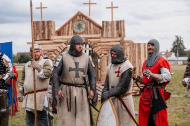 Private Vsetaty, Çek Cumhuriyeti, 2 Eylül 2023: Ortaçağ Savaşı 'nın yeniden inşası, Tarihi Festival, Kılıç Dövüşleri, Zırhlı Şövalyeler, Karanlık Çağ Ordu oluşumu, zırhlı askerler