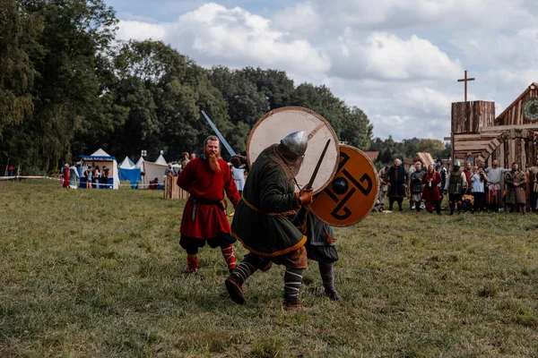 2023年9月2日 チェコ共和国 プリーヴォリー ヴェッツェッツァ 2023年9月2日 中世の戦い 歴史的な祭り 剣と戦い 戦場での戦士 装甲騎士 — ストック写真