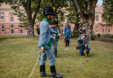 Prag, Çek Cumhuriyeti, 16 Temmuz 2023: Invalidovna 'daki askerler, askeri kamp yeniden yapılandırması, 18. Piyade Alayı Voltigeurları, Napolyon Savaşları' ndan Fransız birlikleri, kumaş çadırları, antika silahlar