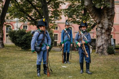 Prag, Çek Cumhuriyeti, 16 Temmuz 2023: Invalidovna 'daki askerler, askeri kamp yeniden yapılandırması, 18. Piyade Alayı Voltigeurları, Napolyon Savaşları' ndan Fransız birlikleri, kumaş çadırları, antika silahlar
