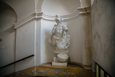 Prag, Çek Cumhuriyeti, 16 Temmuz 2023: Invalidovna 'nın uzun beyaz koridoru, savaş gazileri için barok bina, yinelenen ışık, gölge, kemerli koridor, engelliler için mimari tarzları