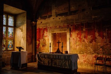 Prag, Çek Cumhuriyeti, 16 Temmuz 2023: Invalidovna, savaş gazileri için barok bina, Hıristiyan şapeli, mimari tarzları Engelliler Evi, aydınlık ve gölge, antika sunak ve altın haç