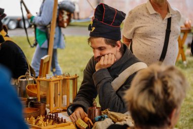Prag, Çek Cumhuriyeti, 16 Temmuz 2023: Invalidovna 'daki askerler, askeri kamp yeniden yapılandırması, 18. Piyade Alayı Voltigeurları, Napolyon Savaşları' ndan Fransız birlikleri, kumaş çadırları, antika silahlar