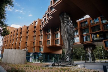 Prag, Çek Cumhuriyeti, 16 Temmuz 2023: Çıplak kadının dev kadın heykeli, Karlin bölgesinde David Cerny 'nin Lilith heykeli konut inşaatı, bacak ve el, paslanmaz çelik, modern sanat eserlerini destekliyor