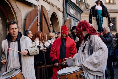 Prag, Çek Cumhuriyeti, 30 Nisan 2023: Carodejnice festivali veya Walpurgis gecesi, cadı heykeli şenlik ateşine taşınıyor yakılacak, bahar karşılama töreni, kostümlü erkekler ve kadınlar sokaklarda olacak