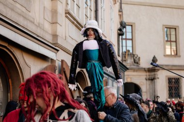 Prag, Çek Cumhuriyeti, 30 Nisan 2023: Carodejnice festivali veya Walpurgis gecesi, cadı heykeli şenlik ateşine taşınıyor yakılacak, bahar karşılama töreni, kostümlü erkekler ve kadınlar sokaklarda olacak