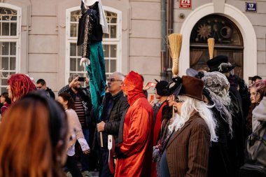 Prag, Çek Cumhuriyeti, 30 Nisan 2023: Carodejnice festivali veya Walpurgis gecesi, cadı heykeli şenlik ateşine taşınıyor yakılacak, bahar karşılama töreni, kostümlü erkekler ve kadınlar sokaklarda olacak