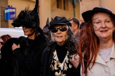 Prag, Çek Cumhuriyeti, 30 Nisan 2023: Carodejnice festivali veya Walpurgis gecesi, cadı heykeli şenlik ateşine taşınıyor yakılacak, bahar karşılama töreni, kostümlü erkekler ve kadınlar sokaklarda olacak