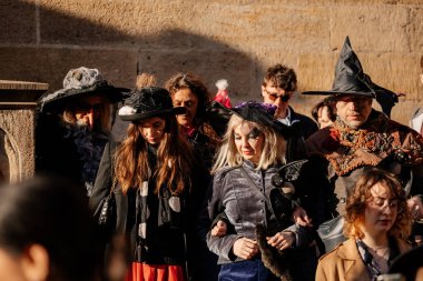 Prag, Çek Cumhuriyeti, 30 Nisan 2023: Carodejnice festivali veya Walpurgis gecesi, cadı heykeli şenlik ateşine taşınıyor yakılacak, bahar karşılama töreni, kostümlü erkekler ve kadınlar sokaklarda olacak