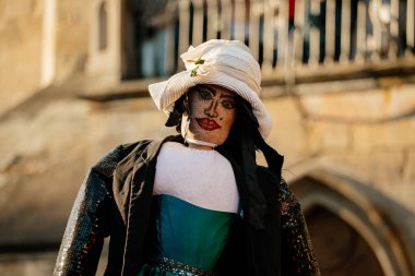 Prag, Çek Cumhuriyeti, 30 Nisan 2023: Carodejnice festivali veya Walpurgis gecesi, cadı heykeli şenlik ateşine taşınıyor yakılacak, bahar karşılama töreni, kostümlü erkekler ve kadınlar sokaklarda olacak