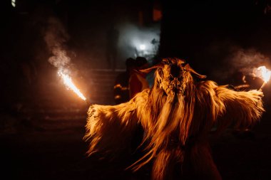 Trutnov, Çek Cumhuriyeti, 17 Aralık 2022: Geleneksel şov Zazij Krampus, maskeli şeytani yaratıklar geçidi, kış gecelerinde şeytan alevler içinde, Noel tatilleri, el yapımı ahşap maskeler