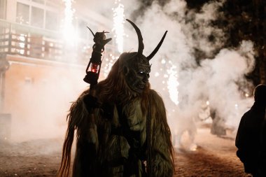 Trutnov, Çek Cumhuriyeti, 17 Aralık 2022: Geleneksel şov Zazij Krampus, maskeli şeytani yaratıklar geçidi, kış gecelerinde şeytan alevler içinde, Noel tatilleri, el yapımı ahşap maskeler