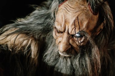 Trutnov, Çek Cumhuriyeti, 17 Aralık 2022: Geleneksel şov Zazij Krampus, maskeli şeytani yaratıklar geçidi, kış gecelerinde şeytan alevler içinde, Noel tatilleri, el yapımı ahşap maskeler