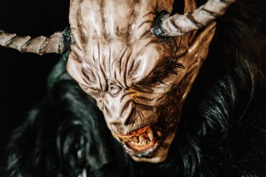 Trutnov, Çek Cumhuriyeti, 17 Aralık 2022: Geleneksel şov Zazij Krampus, maskeli şeytani yaratıklar geçidi, kış gecelerinde şeytan alevler içinde, Noel tatilleri, el yapımı ahşap maskeler