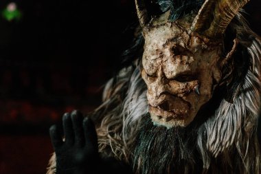Trutnov, Çek Cumhuriyeti, 17 Aralık 2022: Geleneksel şov Zazij Krampus, maskeli şeytani yaratıklar geçidi, kış gecelerinde şeytan alevler içinde, Noel tatilleri, el yapımı ahşap maskeler