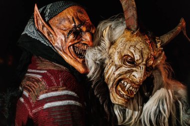 Trutnov, Çek Cumhuriyeti, 17 Aralık 2022: Geleneksel şov Zazij Krampus, maskeli şeytani yaratıklar geçidi, kış gecelerinde şeytan alevler içinde, Noel tatilleri, el yapımı ahşap maskeler