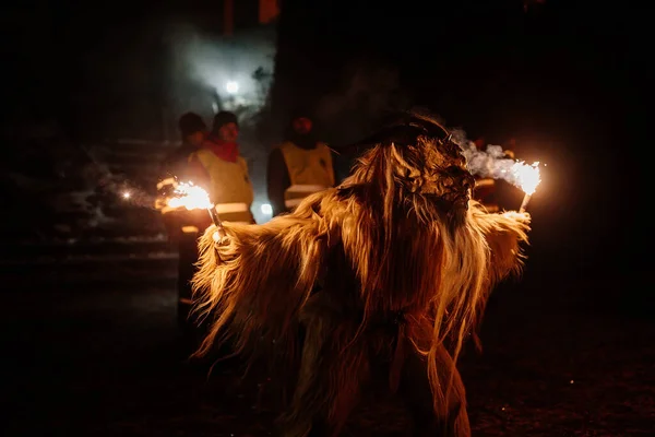 2022年12月17日 チェコ共和国トルテノフ 伝統的なショーZazij Krampus 仮面のパレード 悪魔の生き物 冬の夜に炎で悪魔 クリスマスの休日 ファンタジー手作りの木製マスク — ストック写真