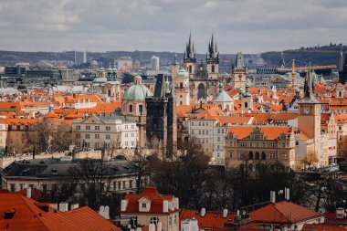 Prag, Çek Cumhuriyeti, 26 Mart 2023: Petrin Tepesi 'nden eski kasabanın panoraması, Kızıl çatılar, Güneşli bahar günü, Vltava nehir seti, Spires gotik kuleleri, kentsel manzara, Tyn' dan önceki Meryem Kilisesi