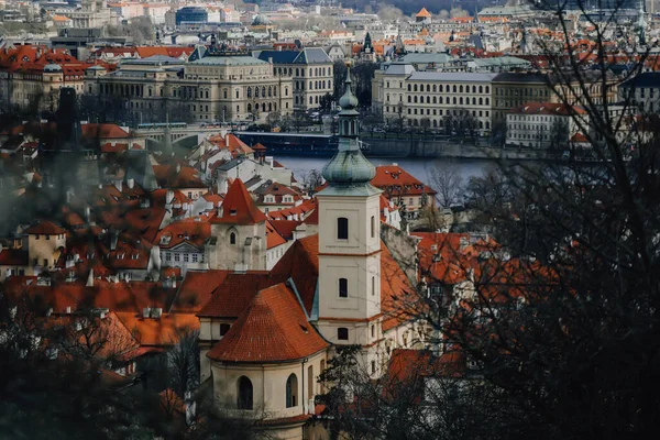 プラハ チェコ 2023年3月26日 ペトリンヒルから古い町のパノラマ 赤い屋根 雲の春の日 花開く真珠を通して私たちの聖母イエス教会の鐘楼 — ストック写真