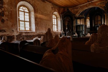 Lukova, Çek Cumhuriyeti, 29 Ekim 2023: Terk edilmiş St. George veya Jiri Katolik Kilisesi, Hayaletler sırası sıraları, Jakub Hadrava 'nın heykelleri, sıva, hayalet figürleri, kitlesel ruh
