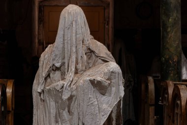 Lukova, Çek Cumhuriyeti, 29 Ekim 2023: Terk edilmiş St. George veya Jiri Katolik Kilisesi, Hayaletler sırası sıraları, Jakub Hadrava 'nın heykelleri, sıva, hayalet figürleri, kitlesel ruh