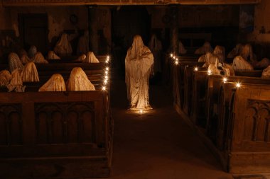 Lukova, Çek Cumhuriyeti, 29 Ekim 2023: Terk edilmiş St. George veya Jiri Katolik Kilisesi, Hayaletler sırası sıraları, Jakub Hadrava 'nın heykelleri, sıva, hayalet figürleri, ayinde ruh, mum